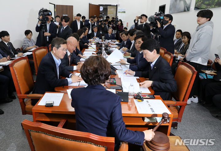 [서울=뉴시스] 고범준 기자 = 김정재 위원장이 1일 오후 서울 여의도 국회에서 열린 국토교통위원회 국토법안심사소위원회에서 의사봉을 두드리고 있다. 2023.05.01. bjko@newsis.com