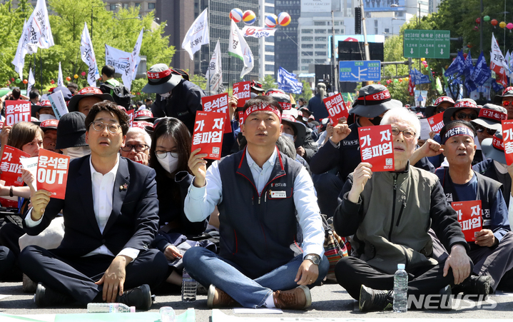 [서울=뉴시스] 최진석 기자 = 노동자의 날인 1일 오후 서울 세종대로에서 열린 ‘노동개악 저지! 윤석열 심판! 5.1총궐기 2023 세계노동절기념대회’에 참가한 민주노총 양경수 위원장을 비롯한 조합원들이 구호를 외치고 있다. 2023.05.01. myjs@newsis.com