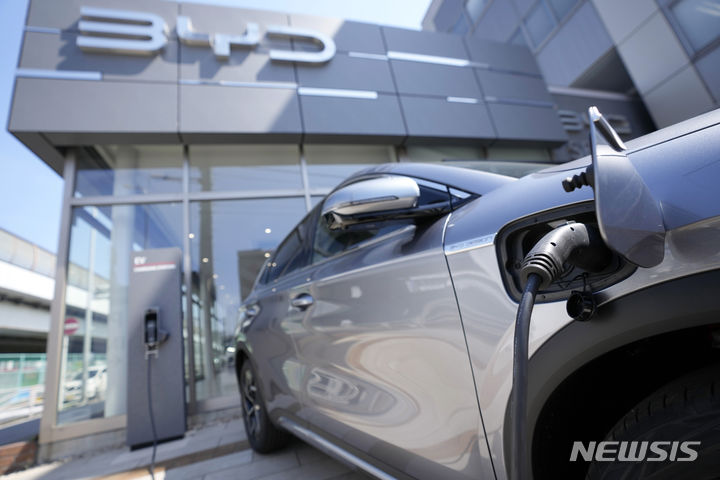 [도쿄=AP/뉴시스]사진은 중국 최대 전기자동차업체 비야디(BYD)의 전기 스포츠유틸리티차(SUV) 아토(ATTO)3가 올해 4월 도쿄 인근 요코하마의 BYD 대리점에 전시된 모습. 2023.09.21.