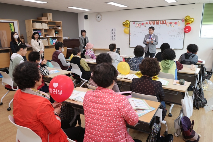 [고성(경남)=뉴시스] 신정철 기자= 이상근 고성군수가 2일 고성여중 방문에 이어 초등학력 인정 문해교육 ‘늘배움학교’를 방문해 학생들과 교직원들을 격려했다.(사진=고성군 제공).2023.05.02. photo@newsis.com *재판매 및 DB 금지