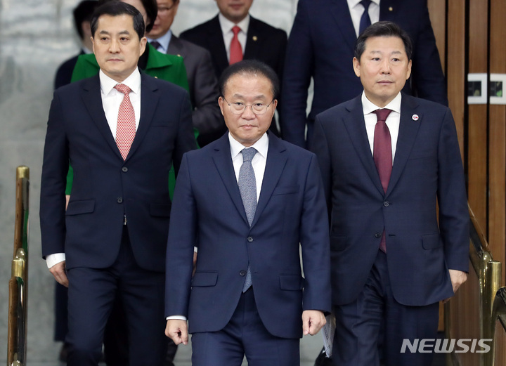 [서울=뉴시스] 이영환 기자 = 윤재옥 국민의힘 원내대표가 2일 오전 서울 여의도 국회에서 열린 원내대책회의에 참석하고 있다. 2023.05.02. 20hwan@newsis.com