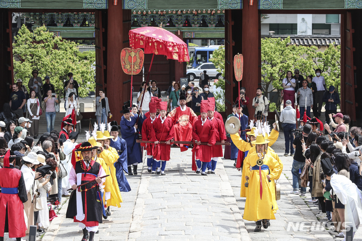 [서울=뉴시스] 김근수 기자 = 2일 서울 종로구 창경궁 일원에서 열린 '시간여행-영조, 흥화문을 열다' 행사에서 시민들이 궁중문화를 체험하고 있다. 2023.05.02. ks@newsis.com