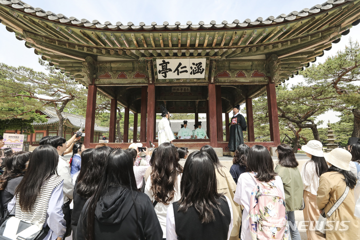 [서울=뉴시스] 김근수 기자 = 2일 서울 종로구 창경궁 일원에서 열린 '시간여행-영조, 흥화문을 열다' 행사에서 시민들이 궁중문화를 체험하고 있다. 2023.05.02. ks@newsis.com