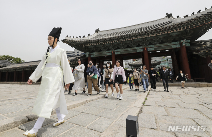 [서울=뉴시스] 김근수 기자 = 2일 서울 종로구 창경궁 일원에서 열린 '시간여행-영조, 흥화문을 열다' 행사에서 시민들이 궁중문화를 체험하고 있다. 2023.05.02. ks@newsis.com