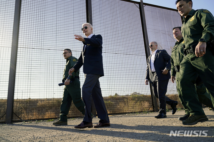 [엘패소( 미 텍사스주)= AP/뉴시스] 조 바이든 미국대통령이 2023년 1월 8일 텍사스주 엘패소의 국경 장벽 부근을 시찰하고 있다. 바이든은 멕시코 국경에 1500명의 현역 군인을 파병해서 5월11 해제되는 국경 추방령 이후 쇄도할 이민의 물결에 대처하겠다고 밝혔다. 