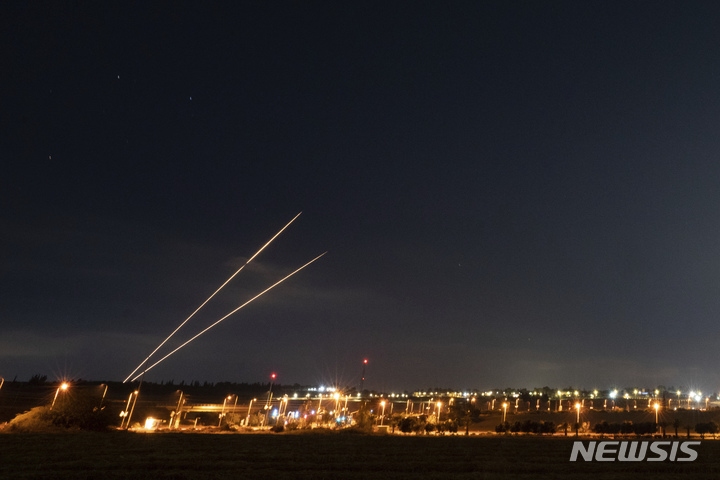 [가자지구=AP/뉴시스] 2일(현지시간) 팔레스타인 가자지구에서 이스라엘을 향해 로켓이 발사되고 있다. 2023.05.03