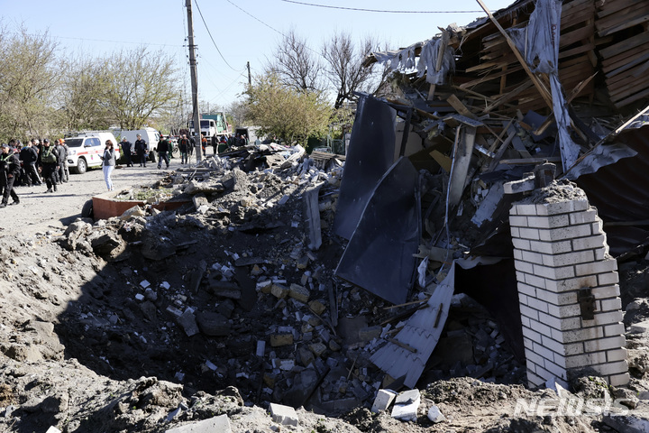 [자포리자=AP/뉴시스] 3일(현지시간) 우크라이나 자포리자의 가옥이 러시아군의 포격으로 파괴돼 있다.