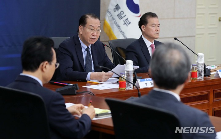 [서울=뉴시스] 김선웅 기자 = 권영세 통일부 장관이 3일 서울 종로구 남북회담본부에서 열린 통일부-통일미래기획위원회 원탁회의에서 모두발언을 하고 있다. 2023.05.03. mangusta@newsis.com