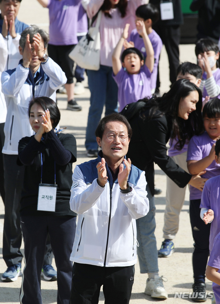 [서울=뉴시스] 김진아 기자 = 조희연 서울시 교육감이 3일 서울 동작구 본동초등학교에서 열린 '본동 놀이 한마당' 운동회에서 학생들과 파이팅을 외치고 있다. 2023.05.03. bluesoda@newsis.com