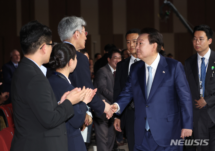 [인천=뉴시스] 홍효식 기자 = 윤석열 대통령이 3일 인천 송도 컨벤시아에서 열린 제56차 아시아개발은행(ADB) 연차총회 개회식에서 퇴장하며 참석자들과 인사하고 있다. (대통령실통신사진기자단) 2023.05.03. yesphoto@newsis.com