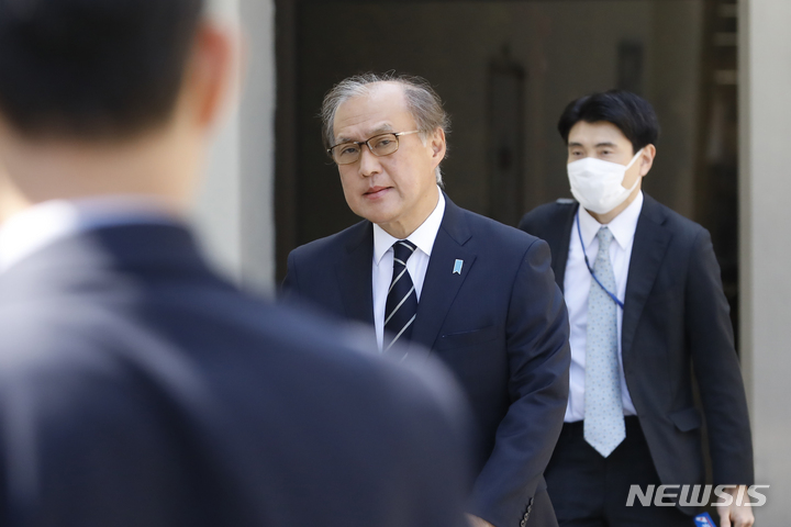 [서울=뉴시스] 고승민 기자 = 아키바 다케오 일본 국가안전보장국장이 3일 김포국제공항을 통해 입국하고 있다. 2023.05.03. kkssmm99@newsis.com