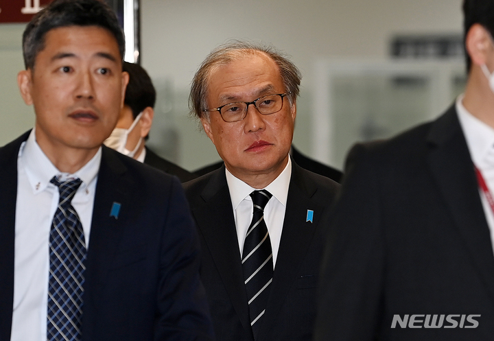 [서울=뉴시스] 고승민 기자 = 아키바 다케오 일본 국가안전보장국장이 3일 김포국제공항을 통해 입국하고 있다. (공동취재사진) 2023.05.03. photo@newsis.com