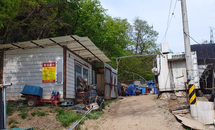 충북 제천시와 단양군 합동점검에서 가축분뇨 불법처리가 적발된 제천시 흑석동 개 농장. (사진=제천시 제공) *재판매 및 DB 금지