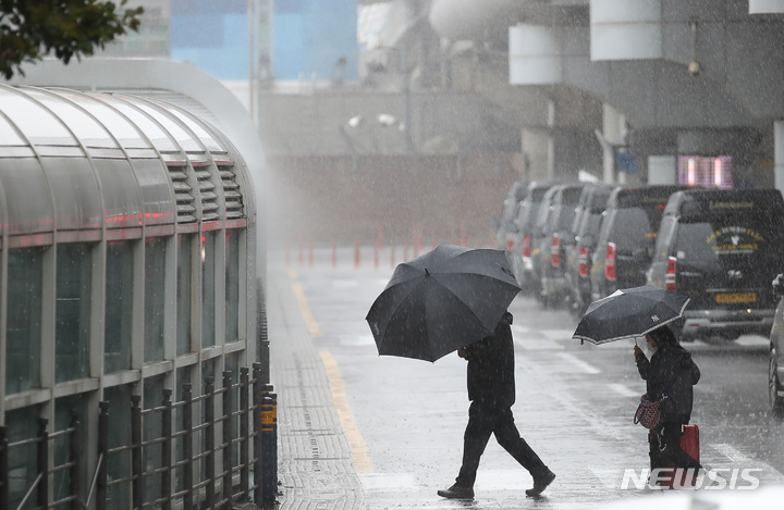 [제주=뉴시스] 우장호 기자 = 어린이날 황금연휴를 앞둔 4일 오전 제주국제공항 1층 도착장에 우산을 쓴 관광객들이 발걸음을 재촉하고 있다. 기상청에 따르면 오는 6일 오전까지 제주를 포함한 전국 대부분 지역에 강한 바람을 동반한 많은 비가 내릴 것으로 전망된다. 2023.05.04. woo1223@newsis.com