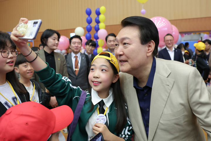 [서울=뉴시스] 윤석열 대통령이 5일 청와대 연무관에서 열린 어린이날 초청 행사에서 어린이들과 기념촬영하고 있다. (사진=대통령실 제공) 2023.05.05. photo@newsis.com *재판매 및 DB 금지