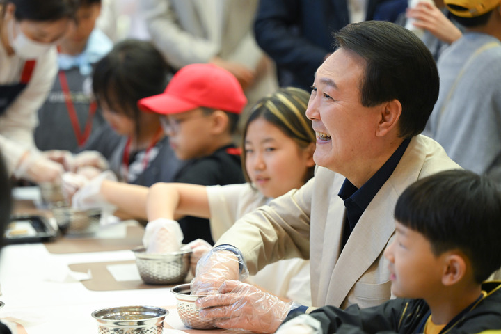 [서울=뉴시스] 윤석열 대통령이 5일 청와대 연무관에서 열린 어린이날 초청 행사에서 어린이들과 함께 쿠키 만들기 체험을 하고 있다. (사진=대통령실 제공) 2023.05.05. photo@newsis.com *재판매 및 DB 금지