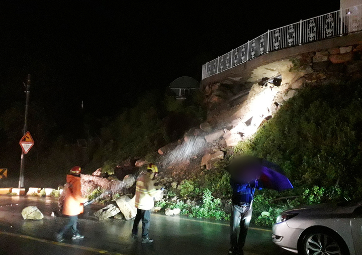 [부산=뉴시스] 하경민 기자 = 부산지역에 호우·강풍특보가 발효된 5일 오후 금정구의 한 옹벽이 무너져 낙석이 도로로 떨어졌다. (사진=부산소방재난본부 제공) 2023.05.06. photo@newsis.com *재판매 및 DB 금지