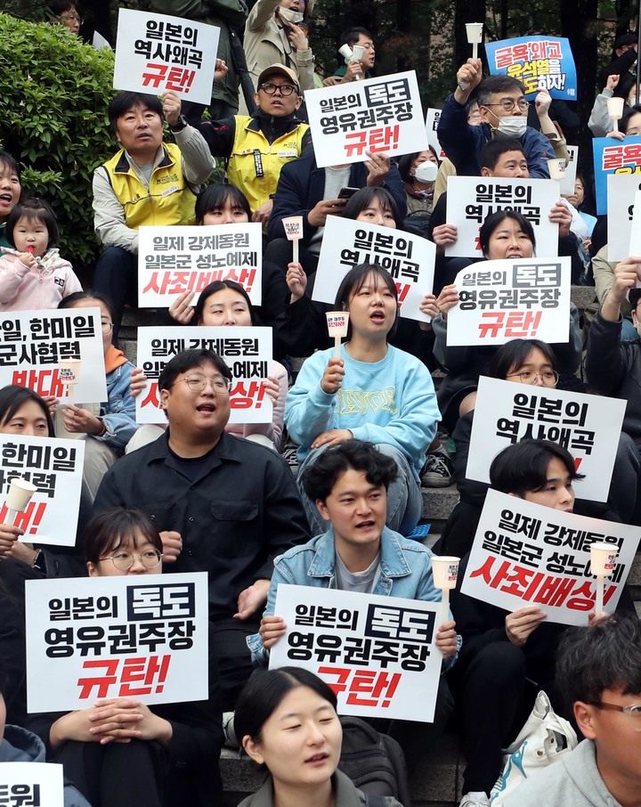 [서울=뉴시스]조성봉 기자= 6일 오후 서울 종로구 파이낸스빌딩 앞 계단에서 열린 ‘역사왜곡, 일본재무장 기시다 방한 규탄 촛불 집회’에서 역사정의와 평화로운 한일관계를 위한 공동행동 회원들이 구호를 외치고 있다. 2023.05.06. suncho21@newsis.com