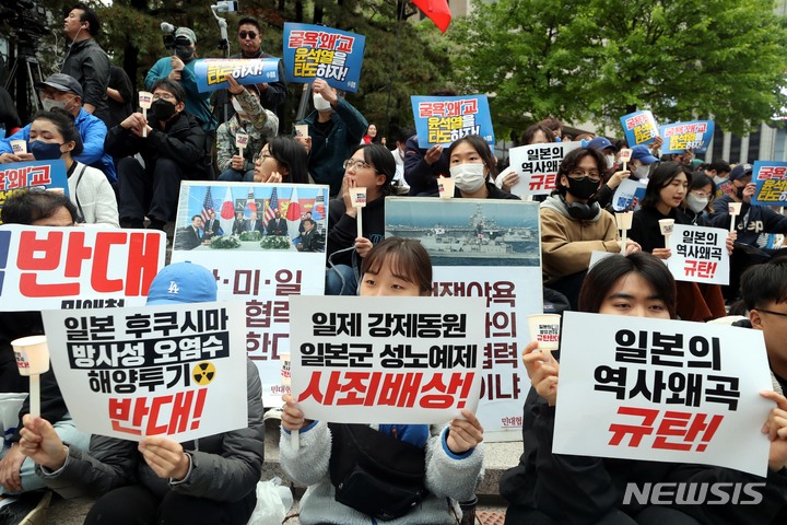 [서울=뉴시스]조성봉 기자= 6일 오후 서울 종로구 파이낸스빌딩 앞 계단에서 열린 ‘역사왜곡, 일본재무장 기시다 방한 규탄 촛불 집회’에서 역사정의와 평화로운 한일관계를 위한 공동행동 회원들이 구호를 외치고 있다. 2023.05.06. suncho21@newsis.com