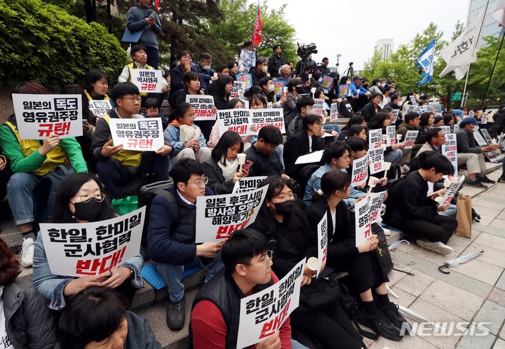 [서울=뉴시스]조성봉 기자= 6일 오후 서울 종로구 파이낸스빌딩 앞 계단에서 열린 ‘역사왜곡, 일본재무장 기시다 방한 규탄 촛불 집회’에서 역사정의와 평화로운 한일관계를 위한 공동행동 회원들이 구호를 외치고 있다. 2023.05.06. suncho21@newsis.com