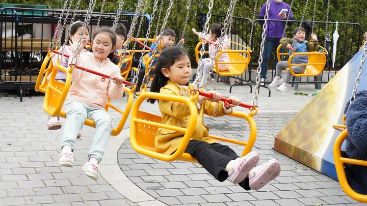 [서울=뉴시스] 삼성전기의 어린이날 초청행사에서 참가자들이 놀이기구를 탑승하고 있다. (사진=삼성전기) 2023.05.07. photo@newsis.com *재판매 및 DB 금지