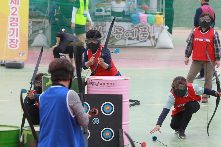 '2023예천활축제'에서 활 서바이벌 체험을 하고 있다. (사진=예천군 제공) *재판매 및 DB 금지