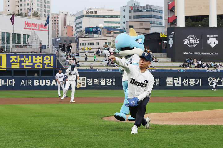 [창원=뉴시스] 강경국 기자 = 홍남표 경남 창원시장이 창원시 연고 프로야구 구단인 NC 다이노스에서 시구를 하고 있는 모습. (사진=창원시청 제공). 2023.05.08. photo@newsis.com *재판매 및 DB 금지