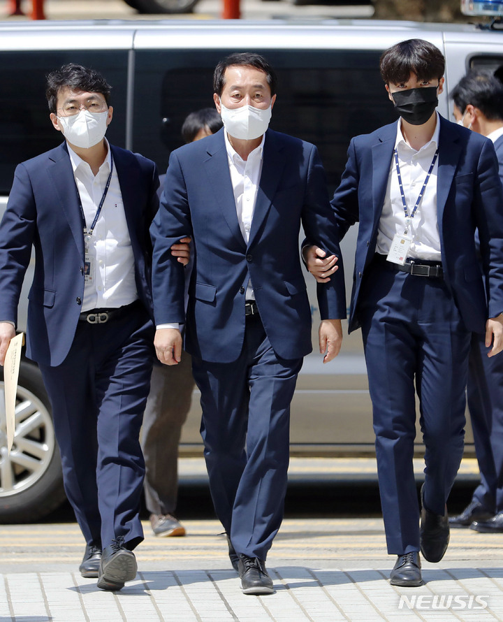 [서울=뉴시스] 최동준 기자 = 강래구 전 한국수자원공사 상임감사가 지난 8일 서울 서초구 서울중앙지방법원에서 열린 '민주당 전당대회 돈 봉투 살포 의혹' 두번째 영장실질심사에 출석하고 있다. 2023.05.08. photocdj@newsis.com