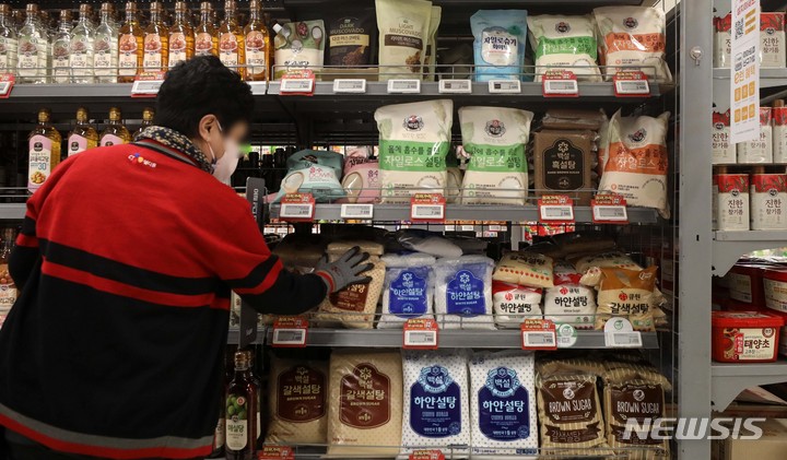 [서울=뉴시스] 김선웅 기자 = 지난달 세계 식량 가격이 13개월 만에 오름세로 전환했다. 유엔 식량농업기구가 발표한 지난달 세계식량가격지수는 전월보다 0.6% 상승한 127.2포인트로 집계됐으며 설탕은 전월보다 17.6% 오른 149.4p로 3개월 연속 상승했다. 이는 2011년 10월 이후 가장 크게 오른 수준이다. 8일 서울의 한 대형마트에서 설탕이 판매되고 있다. 2023.05.08. mangusta@newsis.com