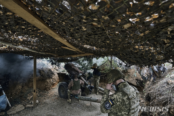 [마린카=AP/뉴시스] 지난달 8일(현지시각) 우크라이나 도네츠크주 마린카 인근 전선에서 우크라이나 군인들이 러시아 진영을 향해 포를 쏘고 있다. 2023.05.09.