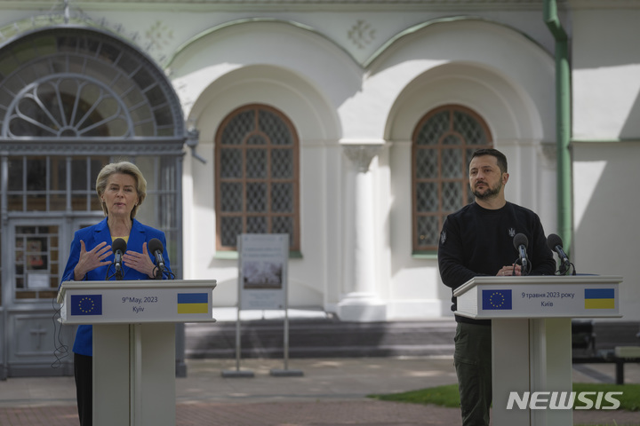 [키이우=AP/뉴시스]볼로디미르 젤렌스키 우크라이나 대통령과 우르줄라 폰데어라이엔 유럽연합 집행위원장이 9일(현지시간) 우크라이나 키이우에서 회담을 갖고 공동 기자회견을 진행하는 모습. 2023.05.09.