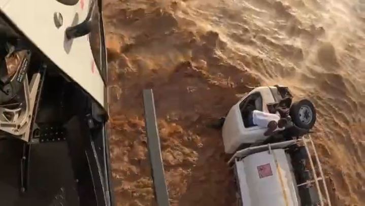 아프리카의 케냐 남부 갈라나강에서 돌발 홍수로 고립됐던 트럭 운전사가 6시간여 만에 헬리콥터로 구조되는 극적인 장면이 담긴 영상이 지난 7일(현지시간) 공개됐다. 출처 : @SheldrickTrust *재판매 및 DB 금지