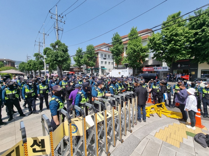 [서울=뉴시스] 김진엽 기자] = 이태원참사 유가족협의회가 기자회견 도중 보수단체 대한민국 애국순찰팀과 소음 문제로 대치하고 있다. *재판매 및 DB 금지