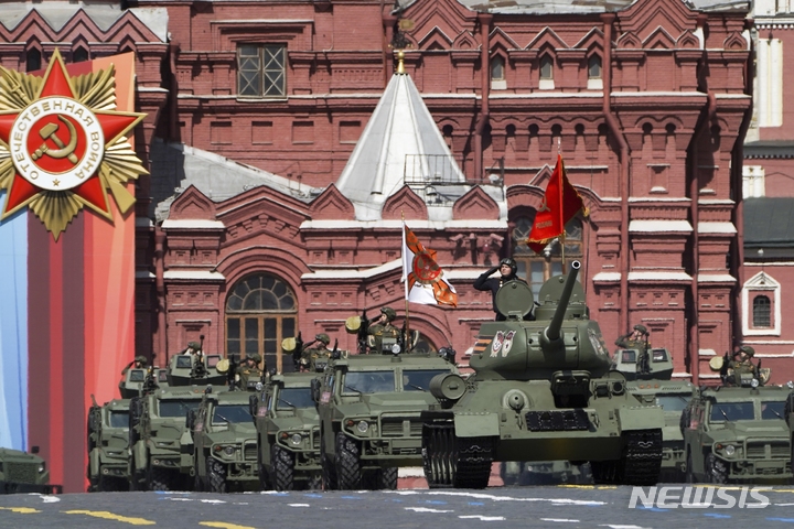 [모스크바=AP/뉴시스] 지난해 5월9일(현지시각) 러시아 모스크바 붉은광장에서 열린 제78주년 전승절 열병식에서 소련 전차 E-34가 이동하고 있다. 2024.05.09.
