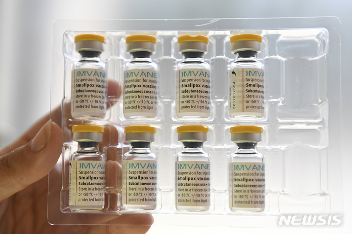 [파리=AP/뉴시스]자료사진은 보건 전문가가 지난해 7월 프랑스 파리의 에디슨 시립 백신접종 센터에서 엠폭스 백신의 복용량을 보여주는 모습. 2023.06.05.
