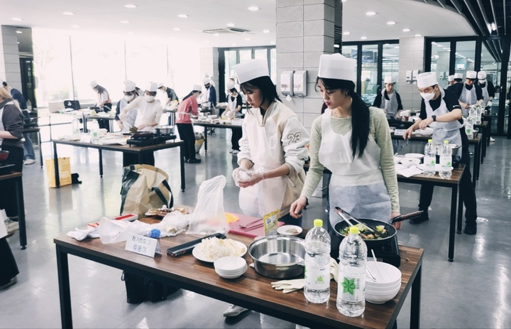 한국기술교육대 학생들이 '2023년 한기대 학식 요리경연대회'에서 자신만의 레시피로 요리를 만들고 있다. 사진=한기대 제공 *재판매 및 DB 금지