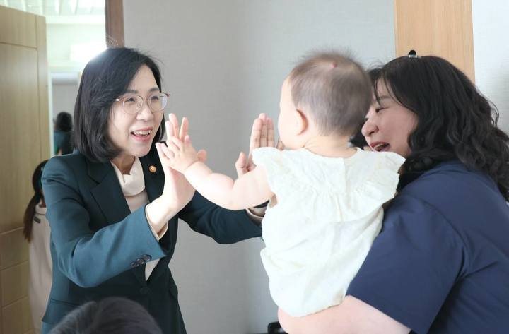 [서울=뉴시스] 김현숙 여성가족부 장관이 11일 오후 서울 성북구 아이돌봄서비스 이용 다자녀가정을 방문해 아이와 인사하고 있다. (사진=여성가족부 제공). 2023.05.11. photo@newsis.com *재판매 및 DB 금지