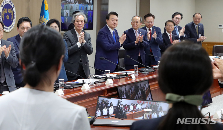 [서울=뉴시스] 홍효식 기자 = 윤석열 대통령이 11일 오전 서울 용산 대통령실 청사에서 열린 코로나19 중앙재난안전대책본부 회의에서 의료진들을 향해 격려 박수 보내고 있다. 2023.05.11. yesphoto@newsis.com