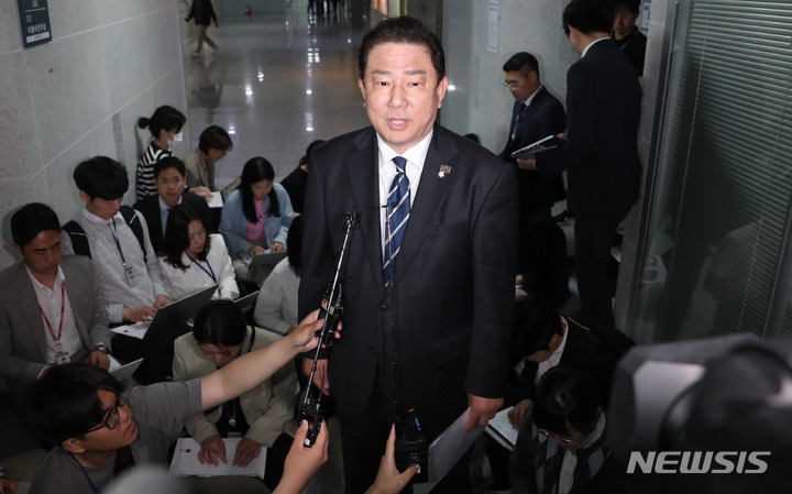 [서울=뉴시스] 추상철 기자 = '김남국 코인' 진상조사단장인 김병기 더불어민주당 의원이 11일 오전 서울 여의도 국회에서 열린 더불어민주당의 '김남국 코인' 진상조사단 회의에 참석하며 취재진의 질문에 답변하고 있다. 2023.05.11. scchoo@newsis.com