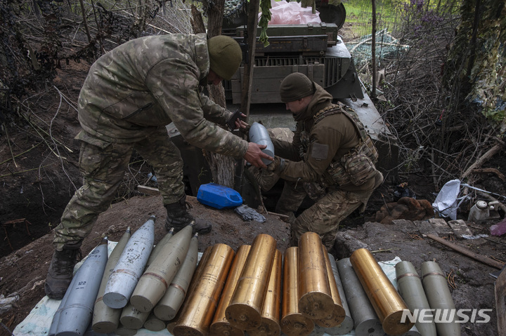 [차시우 야르=AP/뉴시스] 11일(현지시간) 우크라이나 도네츠크주, 러시아군과의 격전지인 차시우 야르에서 우크라이나 군인이 자주포 발사를 위해 포탄을 준비하고 있다. 2023.05.12.