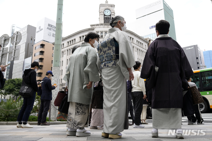 [도쿄=AP/뉴시스]바이러스 랜섬웨어 공격으로 하역이 중단됐던 일본 나고야항의 하역이 6일 저녁 전면 재개될 전망이다. 사진은 지난 12일 일본 도쿄의 유명한 긴자 쇼핑가 거리에 기모노를 입은 여성들이 서 있는 모습. 2023.07.06.