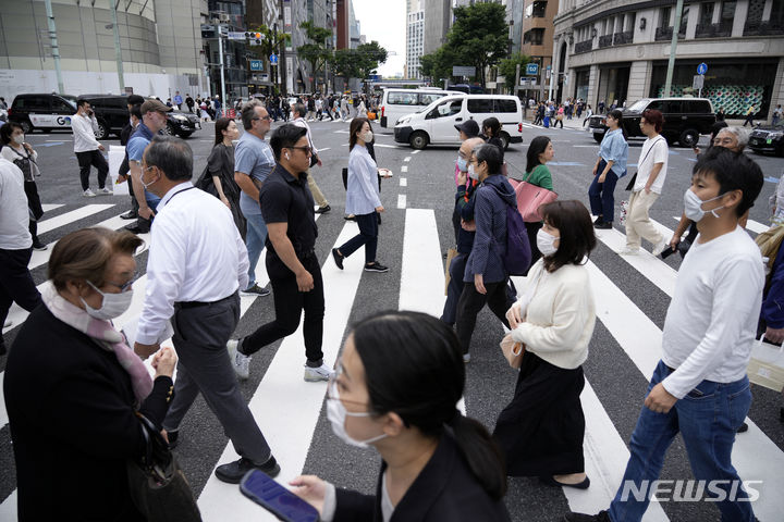 [도쿄=AP/뉴시스]일본 도쿄 긴자 일대 시민들 모습. 2023.06.08.