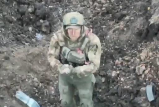 머리 위에서 당장 수류탄을 투하할 것 같은 우크라이나군 드론을 올려다보면서 항복의사를 밝힌 러시아 병사가 등 뒤에서 날아오는 동료들의 총탄을 피해 살아남아 우크라이나군 포로가 됐다. 출처 : @92nd Separate Mechanized Brigade *재판매 및 DB 금지