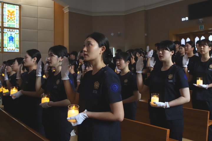 [서울=뉴시스]﻿﻿의료시스템과 건강보험 수가 체계, 의료정책 등의 문제로 경력이 단절된 간호사 수가 매년 급증하고 있다. 일손을 놓은 간호사 수가 의료기관에서 근무하는 전체 간호사 수의 절반에 육박하는 것으로 조사됐다. 사진은 호서대 예비 간호사 73명이 아산캠퍼스 교회 내에서 나이팅게일 선서를 하고 있는 모습. (사진=호서대 제공) 2023.05.12. photo@newsis.com. *재판매 및 DB 금지