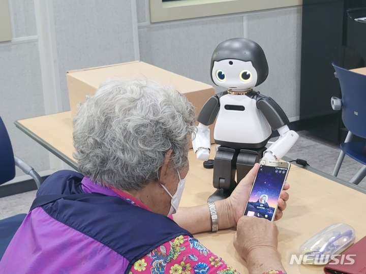 [서울=뉴시스]디지털 교육을 위해 보급된 로봇 '리쿠'.(제공=서울디지털재단)