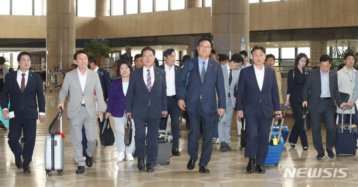 [서울=뉴시스] 조수정 기자 = 국회의원축구연맹 회장인 국민의힘 정진석 의원 및 국민의힘 송석준, 더불어민주당 김영진, 김승남 의원 등 여야 의원들이 제13회 한일의원 친선 축구 경기를 위해 12일 오후 김포국제공항을 통해 일본으로 출국하고 있다. 2023.05.12. chocrystal@newsis.com