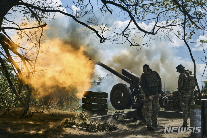[바흐무트=AP/뉴시스] 12일(현지시각) 우크라이나 도네츠크주의 격전지 바흐무트 인근에서 우크라이나 군인들이 대포를 발사하고 있다. 