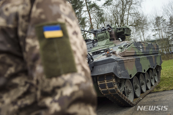 [뮌스터=AP/뉴시스] 우크라이나 군인이 독일 뮌스터에 있는 독일 연방군 훈련장에서 마더 장갑차 앞에 서 있다. 2023.05.14.
