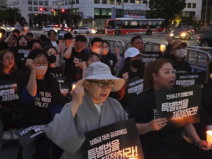 [서울=뉴시스] 정진형 기자 = '빌라왕' 전세사기 피해자가 서울 양천구에서 숨진 채 발견된 가운데 지난 13일 오후 영등포구 여의도 국회 앞 농성장에서 전세사기·깡통전세 피해자 전국대책위원회가 4명째 숨진 피해자에 대한 추모제를 열었다. 2023.05.13 *재판매 및 DB 금지