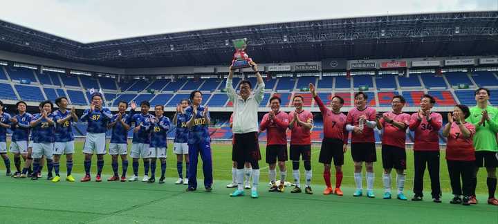 [서울=뉴시스]한국 국회의원들이 13일 일본 요코하마 닛산스타디움에서 열린 제13차 한일의원 친선 축구대회에서 4 대 1로 승리했다. 사진은 국회의원축구연맹 회장인 정진석 의원이 우승 트로피를 들고 있다. 2023.05.13 (사진 = 정진석 의원 페이스북) photo@newsis.com